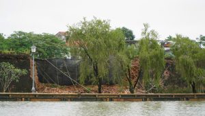 Một đoạn tường Hoàng thành Huế bị sập trong mưa lũ